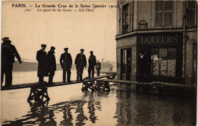 Carte postale ancienne La Grande Crue de la Seine (janvier 1910) - Le quai de la Gare à Paris 13e