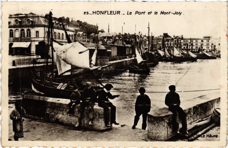 Carte postale ancienne Honfleur Le Port et le Mont-Joly à Honfleur