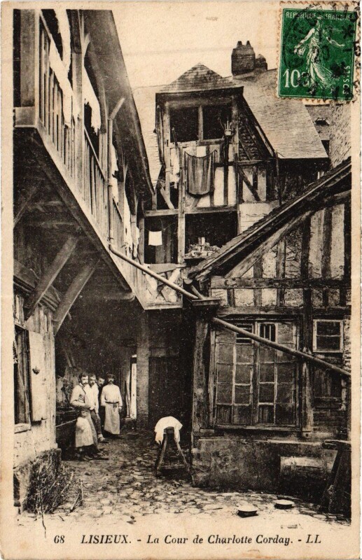 Carte postale ancienne Lisieux La Cour de Charlotte Corday à Lisieux