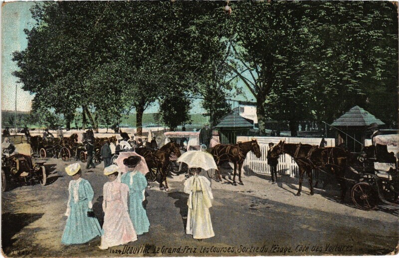 Carte postale ancienne Deauville Le Grand-Prix - Les Courses - Sortie du Pesage à Deauville