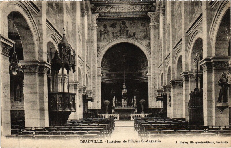 Carte postale ancienne Deauville Interieur de l'Eglise Saint-Augustin à Deauville