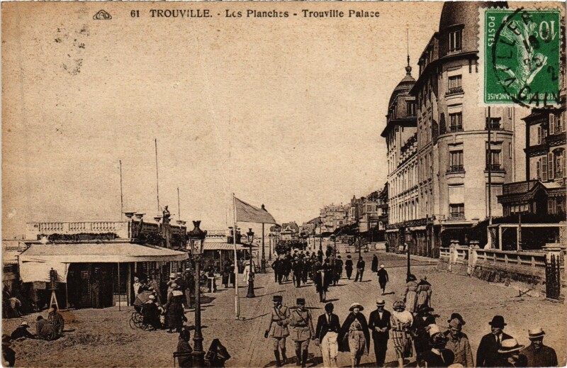 Carte postale ancienne Trouville-sur-Mer Les Planches - Trouville Palace à Trouville-sur-Mer