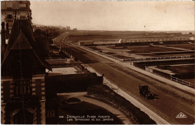 Carte postale ancienne Deauville Les Terrasses et les Jardins à Deauville