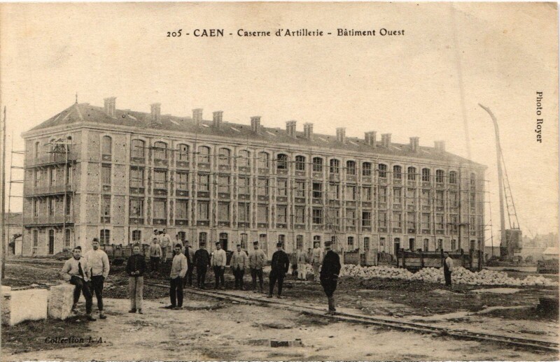 Carte postale ancienne Caen Caserne d'Artillerie - Batiment Ouest