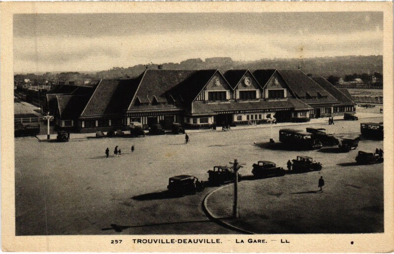 Carte postale ancienne Trouville-sur-Mer Deauville - La Gare à Deauville