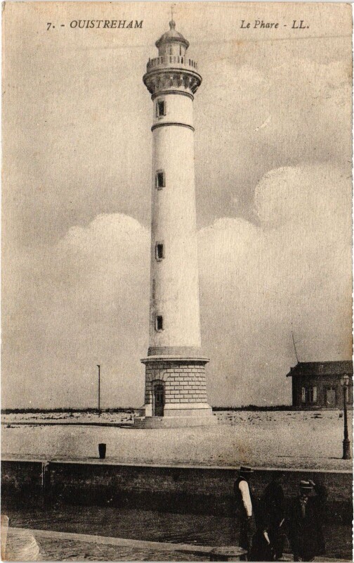 Carte postale ancienne Ouistreham Le Phare à Ouistreham