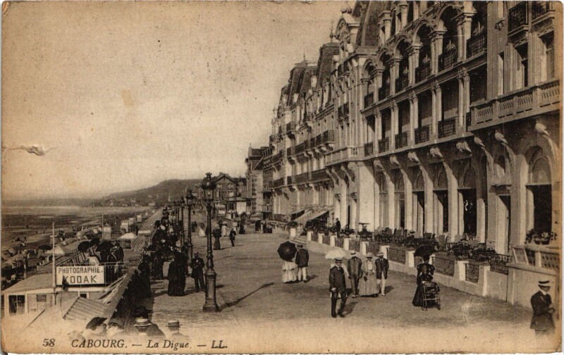 Carte postale ancienne Cabourg La Digue à Cabourg