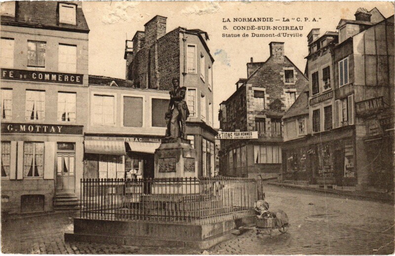 Carte postale ancienne Conde-sur-Noireau Statue de Dumont-d'Urville à Urville