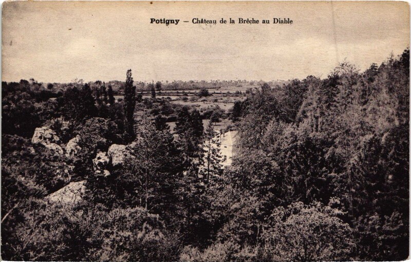 Carte postale ancienne Potigny Chateau de la Breche au Diable à Potigny