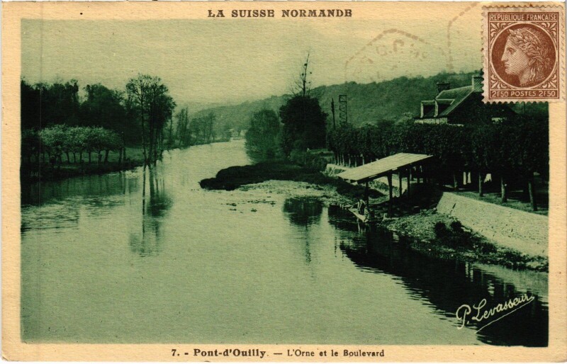 Carte postale ancienne Pont-d'Ouilly L'Orne et le Boulevard à Pont-d'Ouilly
