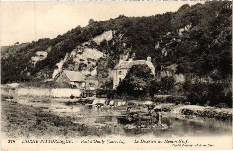 Carte postale ancienne Pont-d'Ouilly Le Deversoir du Moulin Neuf à Pont-d'Ouilly