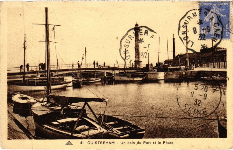 Carte postale ancienne Ouistreham Un Coin du Port et le Phare à Ouistreham