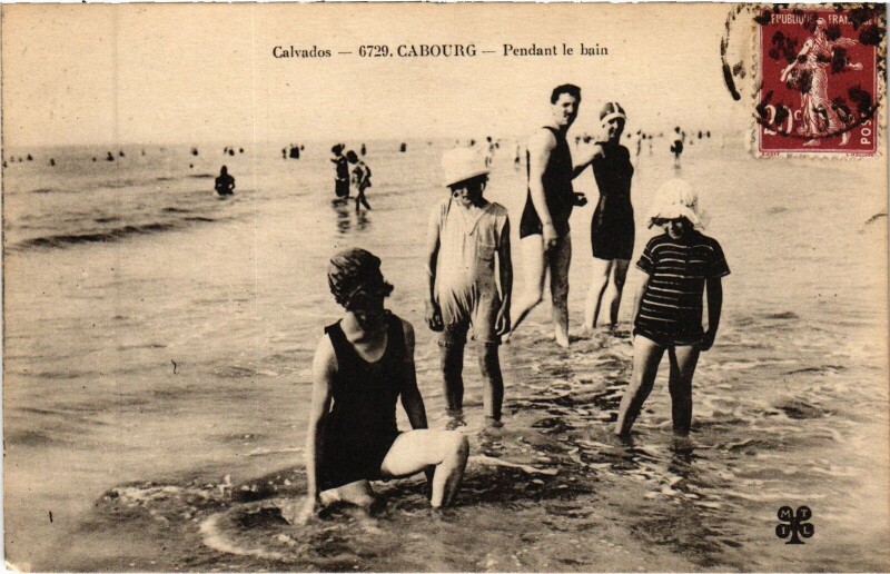 Carte postale ancienne Cabourg Pendant le Bain à Cabourg