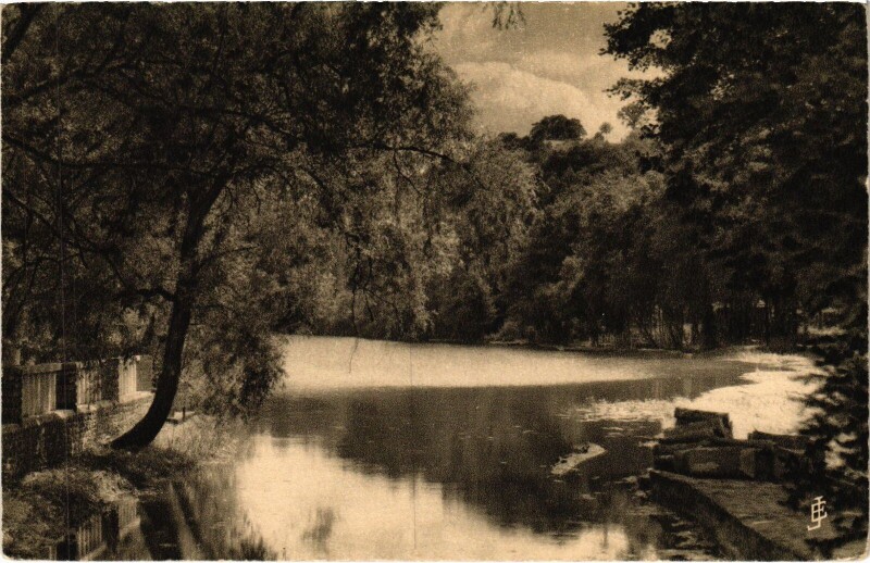Carte postale ancienne Clecy Le Barrage du Moulin du Vey
