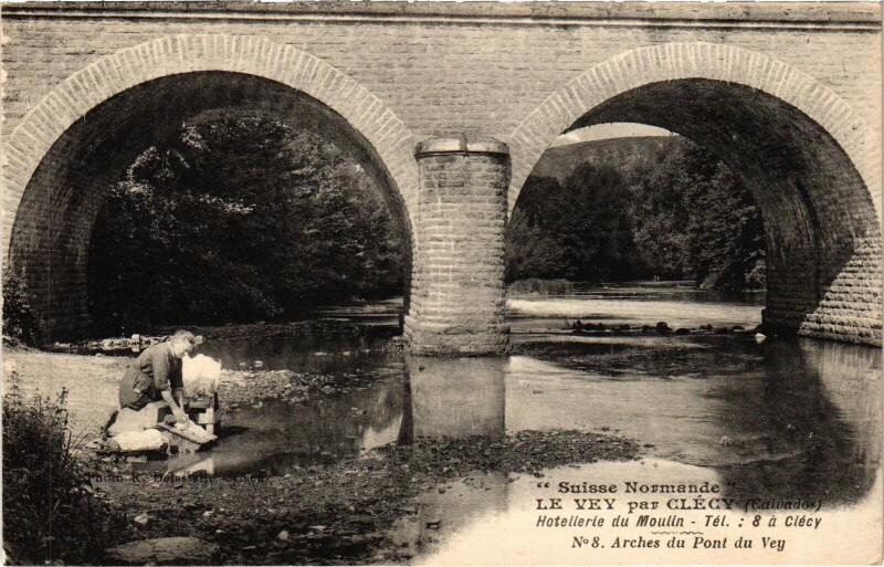 Carte postale ancienne Le Vey par Clecy - Arches du Pont du Vey au Vey