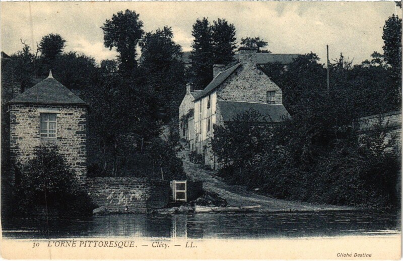 Carte postale ancienne Clecy Town Scene