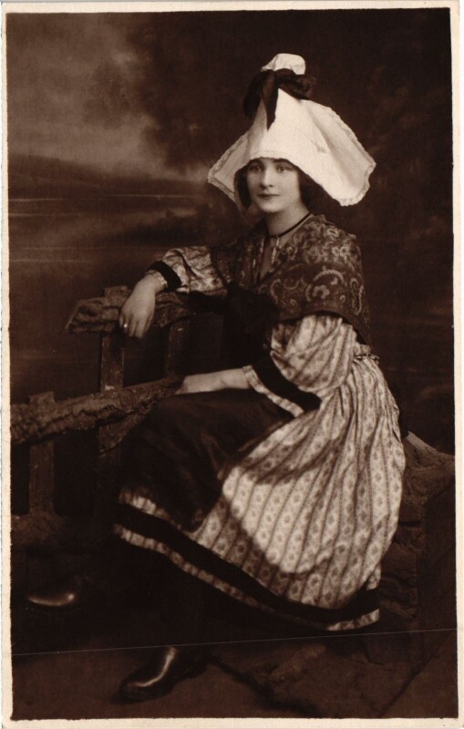 Carte postale ancienne Femme - Type - Photo Postcard