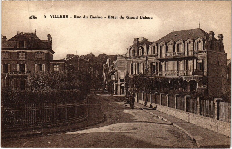 Carte postale ancienne Villers-sur-Mer Rue du Casino - Hotel du Grand Balcon à Villers-sur-Mer