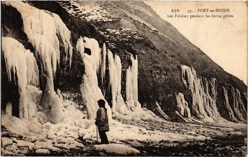 Carte postale ancienne Port-en-Bessin-Huppain Les Falaises pendant les Fortes Gelees à Falaise
