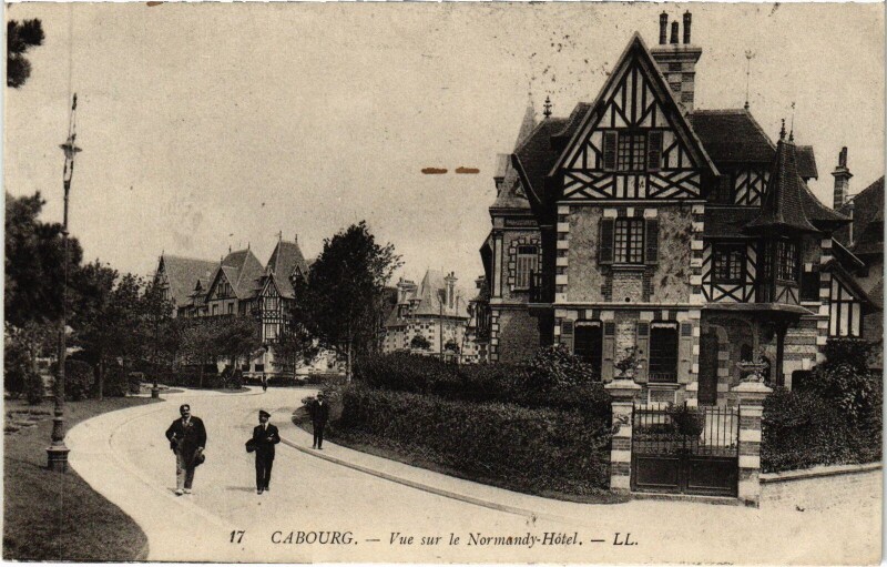 Carte postale ancienne Cabourg Vue sur le Normandy Hotel à Cabourg