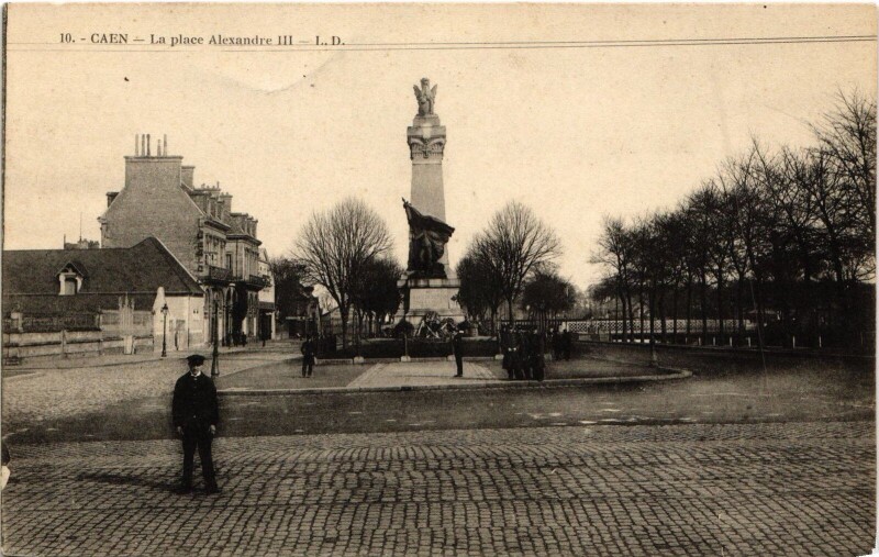 Carte postale ancienne Caen La Place Alexandre Iii
