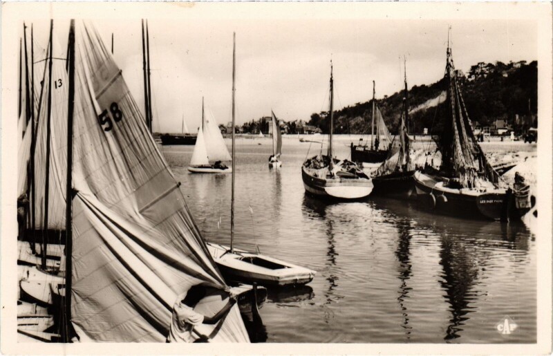 Carte postale ancienne Houlgate Bateaux a Voile Prenant la Mer à Houlgate