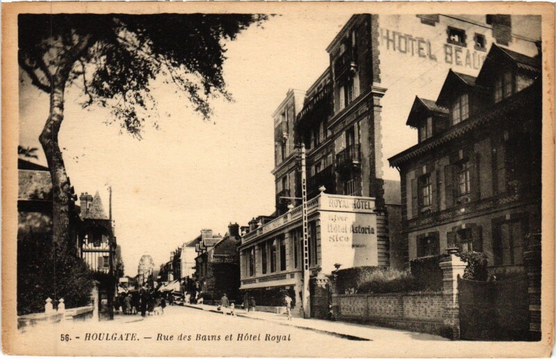 Carte postale ancienne Houlgate Rue des Bains et Hotel Royal à Houlgate