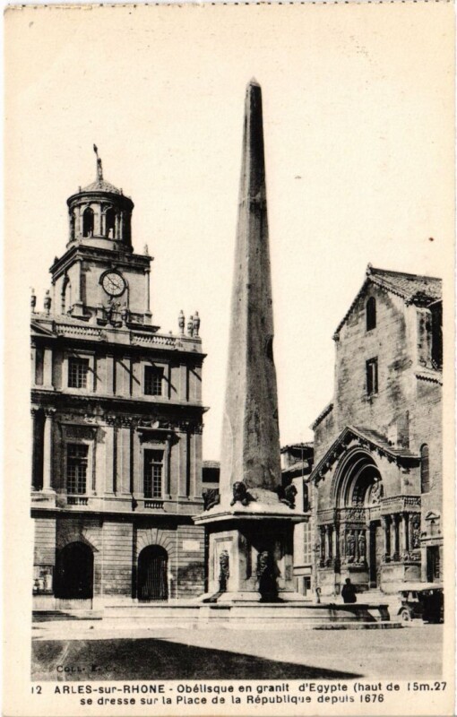 Carte postale ancienne Arles Obelisque en Granit d'Egypte à Arles