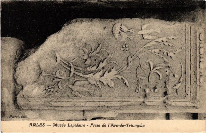Carte postale ancienne Arles Musee Lapidaire - Frise de l'Arc de Triomphe à Arles