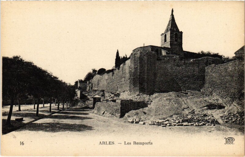 Carte postale ancienne Arles Les Remparts à Arles