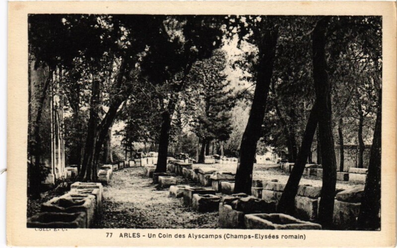 Carte postale ancienne Arles Un Coin des Alyscamps à Arles