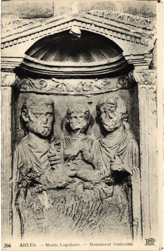 Carte postale ancienne Arles Musee Lapidaire - Monument Funeraire à Arles