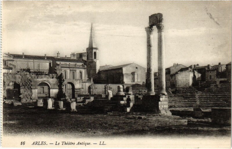 Carte postale ancienne Arles Le Theatre Antique à Arles