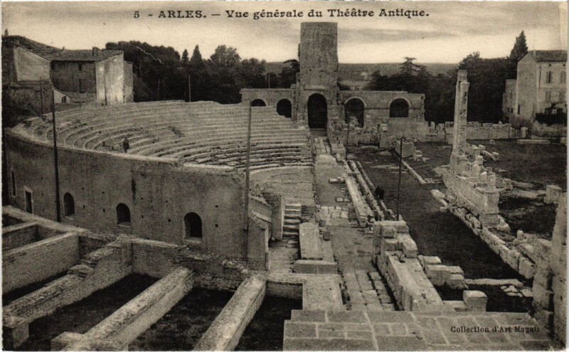 Carte postale ancienne Arles Vue Generale du Theatre Antique à Arles