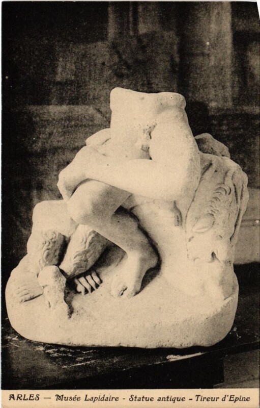 Carte postale ancienne Arles Musee Lapidaire - Statue Antique - Tireur d'Epine à Arles