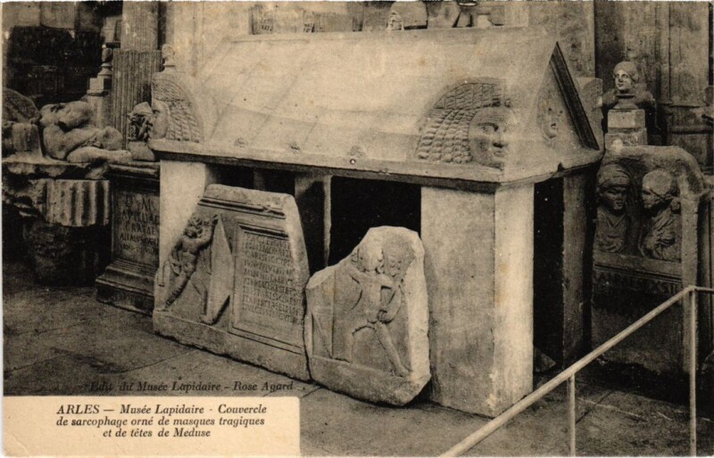 Carte postale ancienne Arles Musee Lapidaire - Couvercle de Sarcophage à Arles
