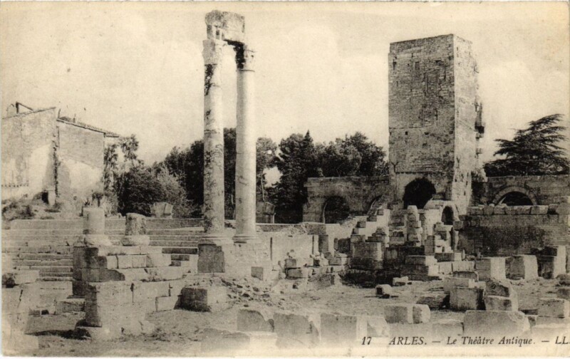 Carte postale ancienne Arles Le Theatre Antique à Arles