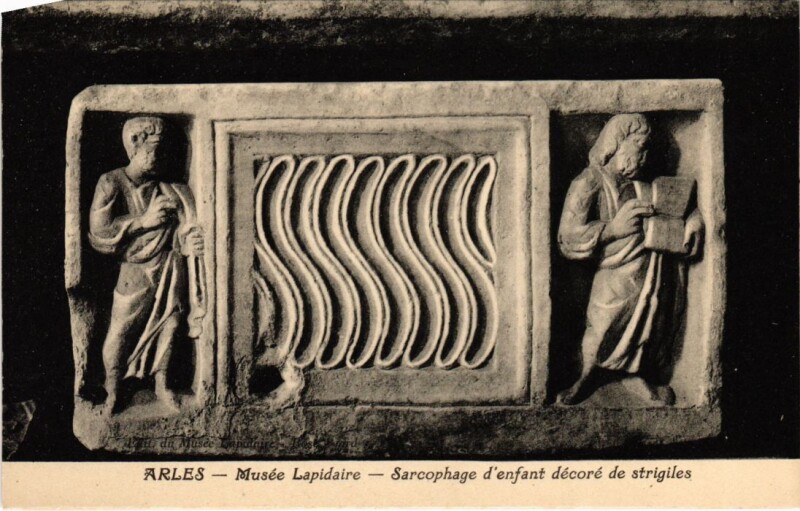 Carte postale ancienne Arles Musee Lapidaire - Sarcophage d'Enfant Decore de Strigiles à Arles