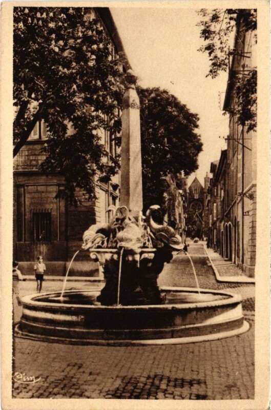 Carte postale ancienne Aix-en-Provence La Fontaine des Quatre Dauphins à Aix-en-Provence