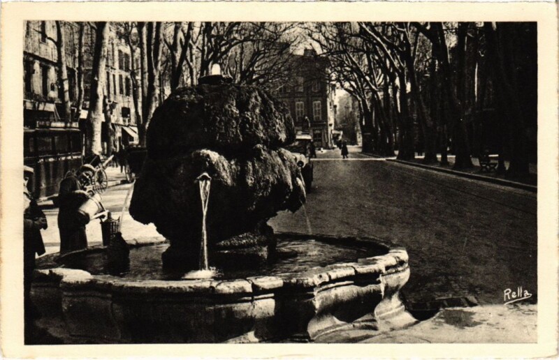 Carte postale ancienne Aix-en-Provence Cours Mirabeau - La Fontaine d'Eau Thermale à Aix-en-Provence