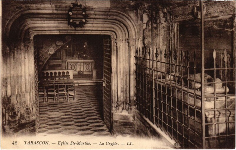 Carte postale ancienne Tarascon Eglise Sainte-Marthe - La Crypte à Tarascon