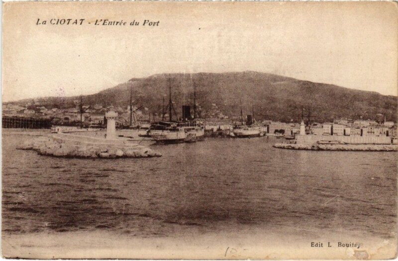 Carte postale ancienne La Ciotat L'Entree du Port à La Ciotat