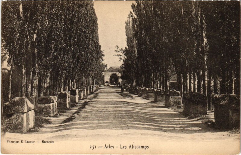 Carte postale ancienne Arles Les Alyscamps à Arles