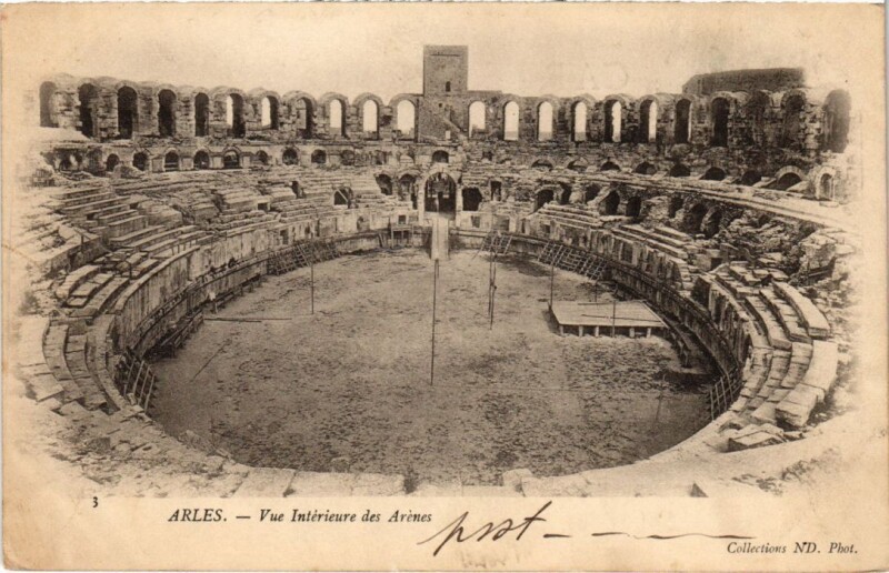 Carte postale ancienne Arles Vue Interieure des Arenes à Arles