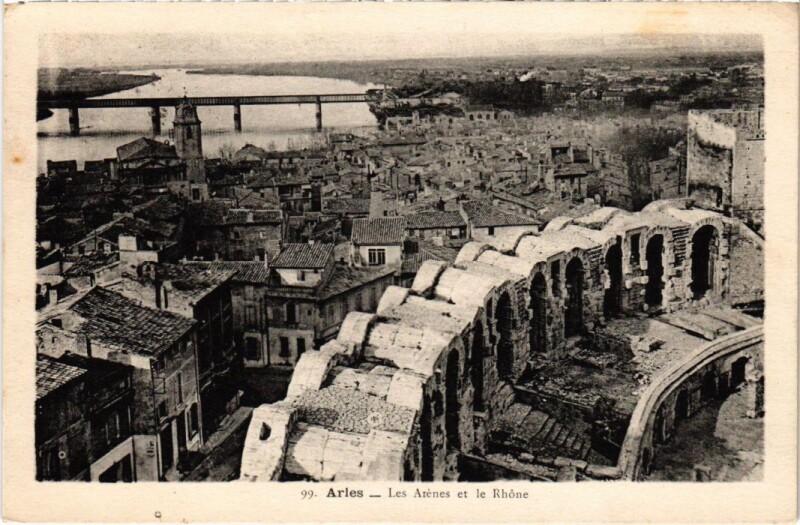 Carte postale ancienne Arles Les Arenes et le Rhone à Arles