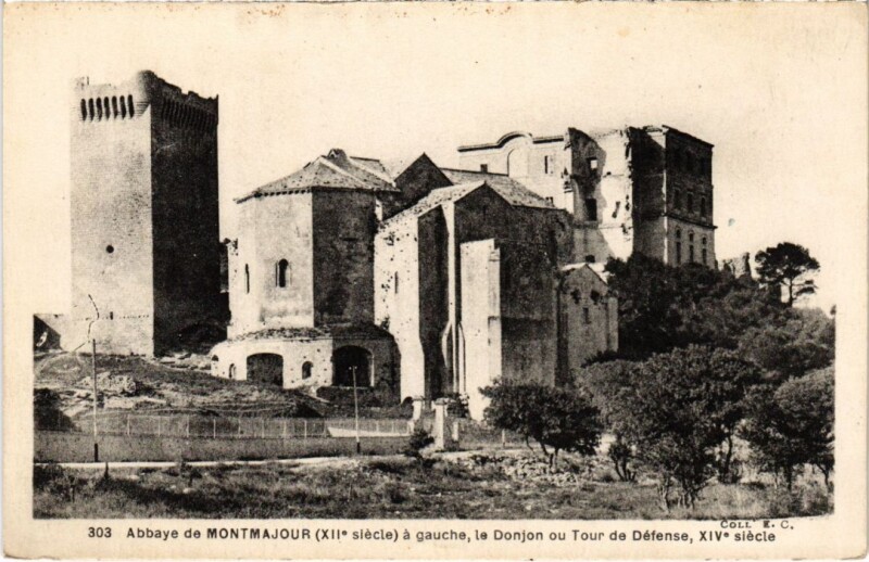 Carte postale ancienne Abbaye de Montmajour - A Gauche le Donjon ou Tour de Defense