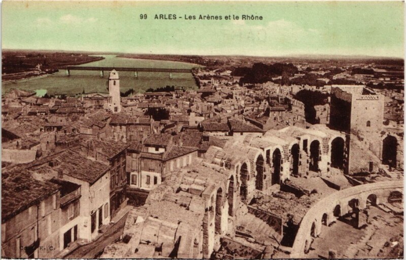 Carte postale ancienne Arles Les Arenes et le Rhone à Arles
