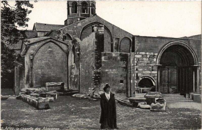 Carte postale ancienne Arles La Chapelle des Alyscamps à Arles