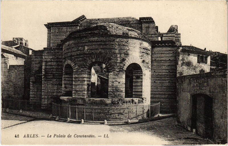 Carte postale ancienne Arles Le Palais de Constantin à Arles