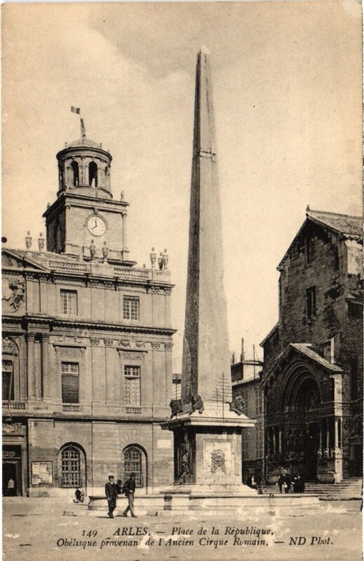 Carte postale ancienne Arles Place de la Republique - Obelisque à Arles